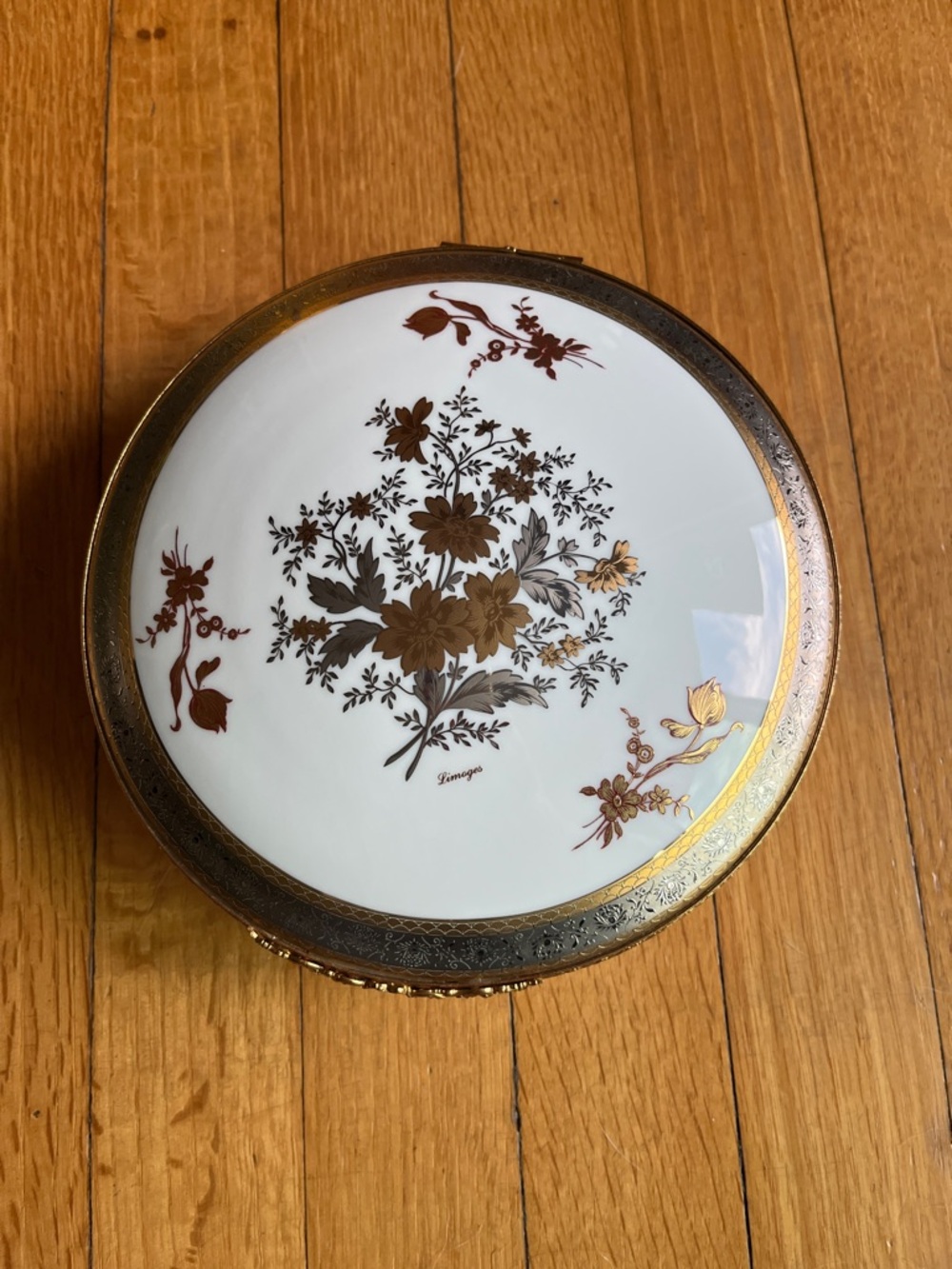Limoges large box. 22 karat gold and platinum.